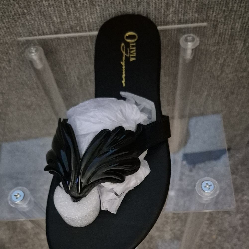 Olivia Black Sandals with Leaf Design